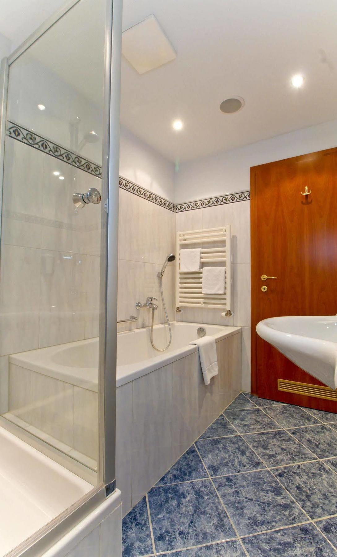 Weisser Hirsch Hotel 4*